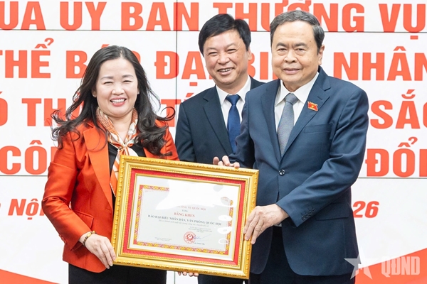 Chủ tịch Quốc hội Trần Thanh Mẫn trao bằng khen tặng Báo Đại biểu Nhân dân